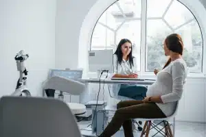 متى يجب زيارة طبيب النساء أثناء الحمل؟