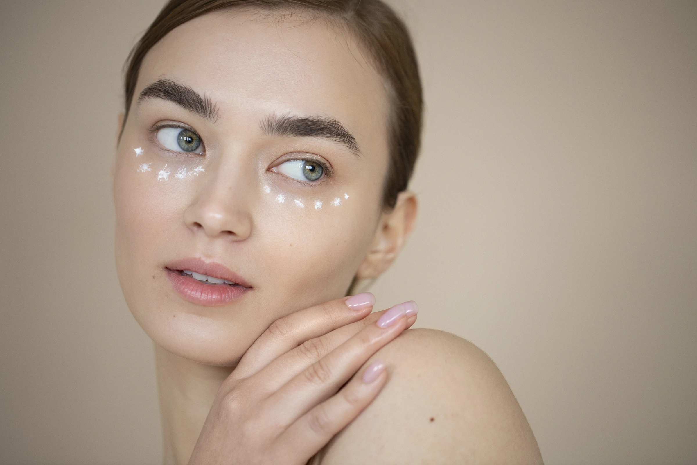 5 طرق طبية فعّالة لعلاج الهالات السوداء تحت العين